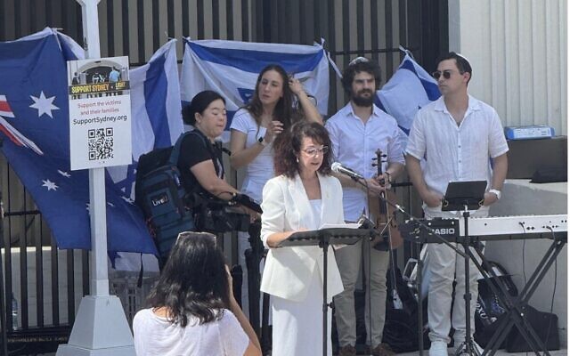 Lynda Ben-Menashe at the Bondi memorial. Photo: LinkedIn Lynda Ben-Menashe at the Bondi memorial. Photo: LinkedIn
