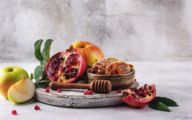 Rosh Hashana Jewish New Year concept with honey, apple and pomegranate. Photo: Magnific.com Rosh Hashana Jewish New Year concept with honey, apple and pomegranate. Photo: Magnific.com