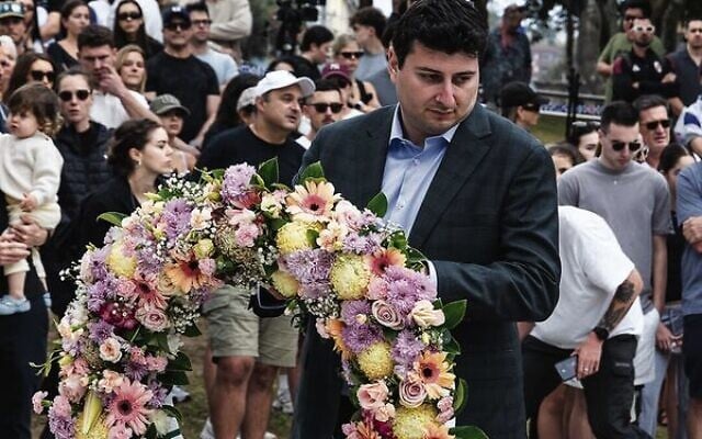 Will Nemesh lays a wreath at Bondi. Will Nemesh lays a wreath at Bondi.