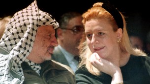 سهى عرفات والزعيم الفلسطيني الراحل ياسر عرفات حضور مؤتمر في قطاع غزة يوم 5 أبريل 1995. (تصوير: نبيل يهوذا / AP)