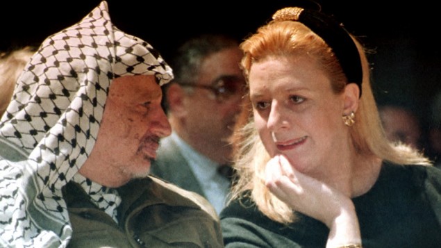سهى عرفات والزعيم الفلسطيني الراحل ياسر عرفات حضور مؤتمر في قطاع غزة يوم 5 أبريل 1995. (تصوير: نبيل يهوذا / AP)