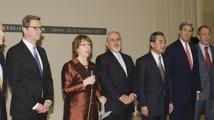 جون كيري مع وزراء  P5+1 ووزير الخارجية الايراني جافاد زاريف يستمعون لكلمة اشتون في جنيف 2013 (State Department photo/ public domain)