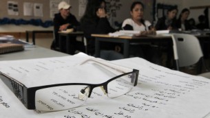 طلاب اسرائيليون يتعلمون اللغة العربية في مدرسة برانكو وايز في بيت شمش (بعدسة ناتي شوحاط/ فلاش 90)