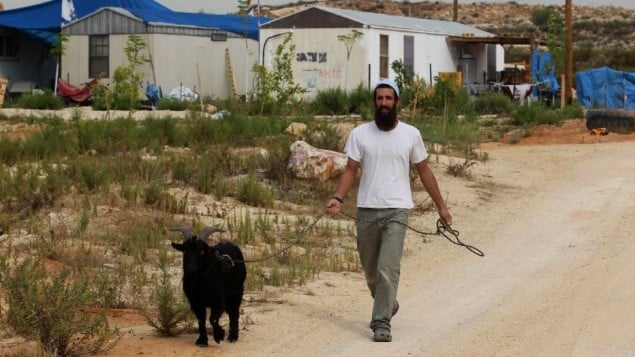 مستوطن اسرائيلي في تسوفيم بجانب القرية الفلسطينية قلقيلية بالضفة الغربية (بعدسة ناتي شوحاط/ فلاش 90)