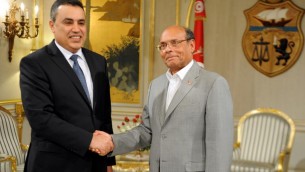 الرئيس التونسي المنصف المرزوقي (يمين) مصافحا رئيس الوزراء مهدي جمعة في قرطاج 26 يناير 2014 (فتحي بلعيد/ أ ف ب)
