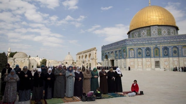 صلاة جماعية المسجد الاقصى في القدس (أ ف ب)