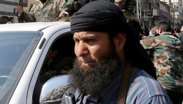 جندي من المعارضة وحوله مسلحين في ضواحي دمشق في فترة اتفاق وقف النار بين النظام والمعارضة 17 فبراير 2014 (أ ف ب) جندي من المعارضة وحوله مسلحين في ضواحي دمشق في فترة اتفاق وقف النار بين النظام والمعارضة 17 فبراير 2014 (أ ف ب)