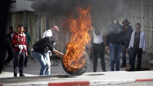 متظاهرون فلسطينيون في الخليل يوم الجمعة في ذكرى مجزرة الحرم الابراهيمي 21.02.2014 (أ ف ب)