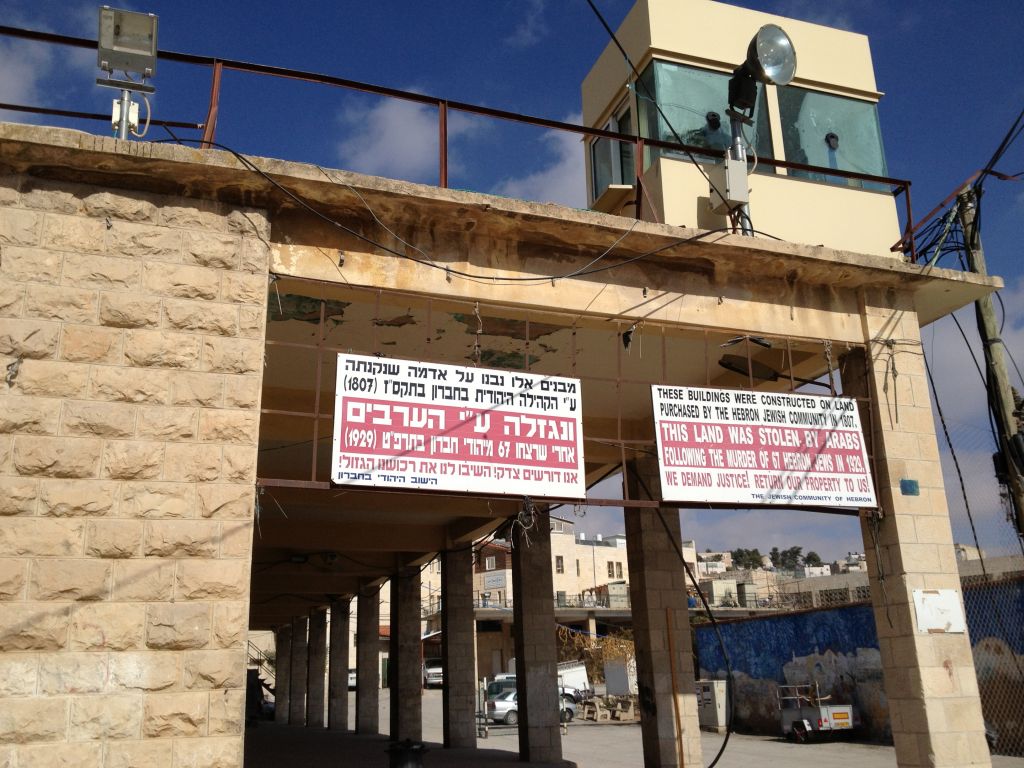 ساحة السوق الفلسطينية الواقعة تحت الخلاف والمحاكم القضائية (بعدسة الحنان ميلر / طاقم تايمز اوف اسرائيل)