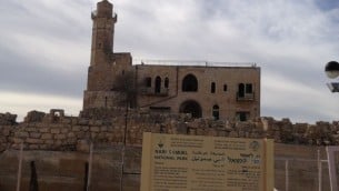 بني المسجد في 1730 فوق قبر يهودي التاريخ ينسب الى النبي صاموئيل 31 يناير (بعدسة الحنان مييلر/ طاقو تايمز أوف اسرائيل)