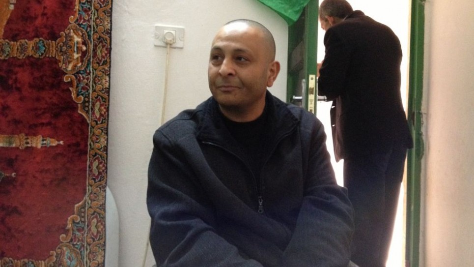 كمال عابدين الذي اصيب بالشلل جراء المجزرة وهو بطل تنيس الطاولة الفلسطيني للمصابين بالعجز (بعدسة الحانان ميلر/ طاقم تايمز أوف اسرائيل)