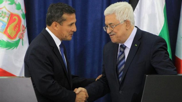 الرئيس الفلسطيني محمود عباس (يمين) مصافحا نظيره البيروفي اولانتا هومالا بعد مؤتمر صحافي في رام الله في 18 شباط/فبراير 2014
© ا ف ب عباس مومني