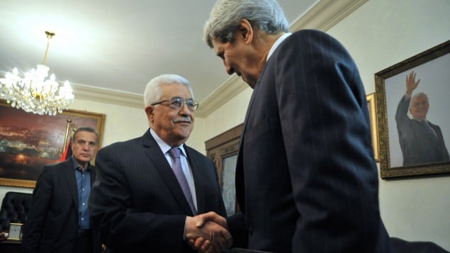 جون كيري مع محمود عباس في عمان 2013 [State Department photo/ Public Domain]