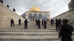 الشرطة الاسرائيلية تتقدم باتجاه متظاهرون فلسطينيون في الحرم الشريف بعد صلاه الجمعة 2013 (فلاش 90)