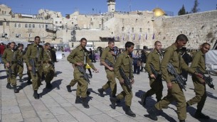 جنود اسرائيلين في القدس الشرقية , في خلفية الصورة تظهر قبة الصخرة 2 فبراير 2014 (بعدسة ناتي شوحاط / فلاش 90)