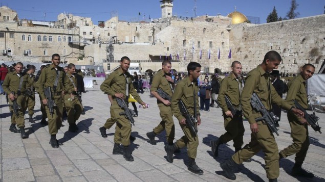 جنود اسرائيلين في القدس الشرقية , في خلفية الصورة تظهر قبة الصخرة 2 فبراير 2014 (بعدسة ناتي شوحاط / فلاش 90)