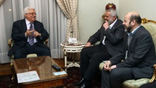 الرئيس الفلسطيني محمود عباس مع رئيس حكومة قطاع غزة اسماعيل هنية خلال اجتماع بين فتح وحماس في مصر 2012 (Flash90)