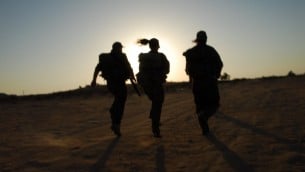 جنديات خلال تدريب في النقب (صورة توضيحية بعدسة جيلي يعاري/ فلاش 90)