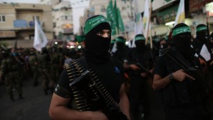 مسلحون ملثمون في الشوارع في الضفة الغربية (فلاش 90)