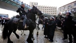 مئات من اليهود الحاريديم في اصتدامات مع الشرطة الاسرائيلية خلال مظاهرة في القدس 6 فبراير 2014 في اعقاب اعتقال المتملص من الخدمة العسكرية الحاريدي (بعدسة يوناتان سنايدل فلاش 90)
