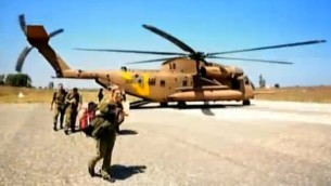 جندي اسرائلي ينزل من مروحية في طريقها الى المشفى العسكري السري على حدود سوريا (صورة شاشة القناة الثانية الاسرائيلية) جندي اسرائلي ينزل من مروحية في طريقها الى المشفى العسكري السري على حدود سوريا (صورة شاشة القناة الثانية الاسرائيلية)