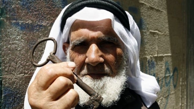 لاجئ فلسطيني في رفح يعرض مفتاح العودة الرمزي مطالبا بحق العودة لبئر السبع (فلاش 90)