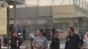 صورة شاشة من سجن ريمونيم اثناء الحادث (من شاشة القناة الثانية)
