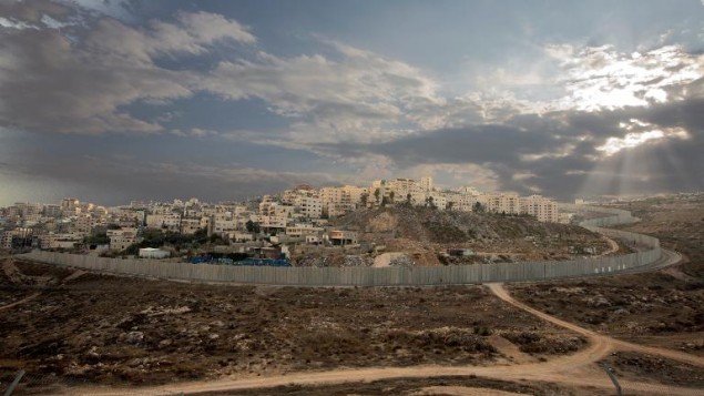 صورة تعود الى 12 تشرين الثاني/نوفمبر 2013 للحاجز الأمني حول منطقة راس خميس في القدس الشرقية  (أ ف ب)