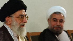 روحاني خلال لقاء مع علي خمينائي (أ ف ب )