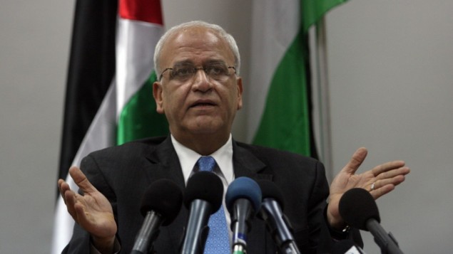 كبير المفاوضين الفلسطينين صائب عريقات في مؤتمر صحفي برام الله 2 فبراير 2014 (فلاش 90)