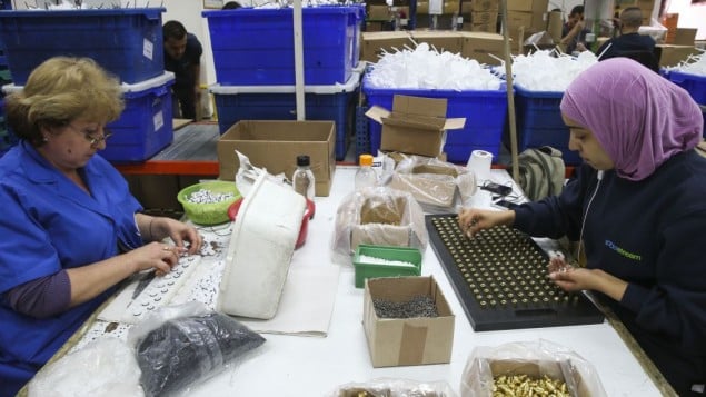 فلسطينيون واسرائيليون يعملون في مصنع صودا ستريم بمستوطنة معالي أدوميم (بعدسة ناتي شوحاط/ فلاش 90)
