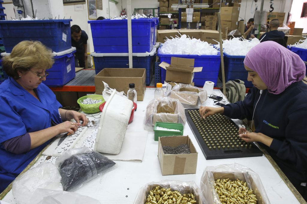 فلسطينيون واسرائيليون يعملون في مصنع صودا ستريم بمستوطنة معالي أدوميم (بعدسة ناتي شوحاط/ فلاش 90)