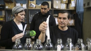 عامل فلسطيني وزميله اليهودي في مصنع صوداستريم في مستوطنة معالي ادوميم (بعدسة ناتي شوحاط/ فلاش 90)