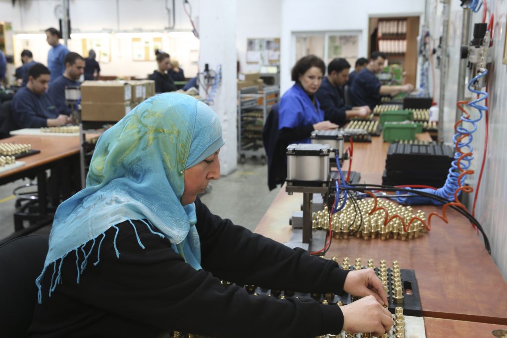 امرأة فلسطينية تعمل في مصنع صودا ستريم في مستوطنة معالي ادوميم (بعدسة ناتي شوحاط/ فلاش 90)