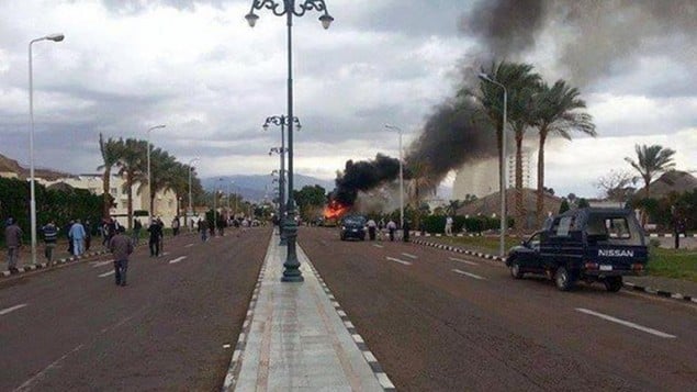 دخان يتصاعد من موقع الانفجار الذي استهدف حافلة سياح في طابا في 16 شباط/فبراير 2014 (أ ف ب)