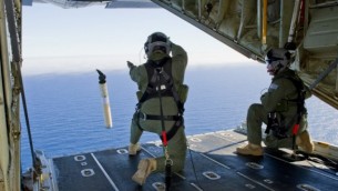 قادة سلاح الجو الملكي الاسترالي يحضرون ماركر تحديد المواقع والبيانات العوامة  من طائرة C-130J هرقل في جنوب المحيط الهندي كجزء من المساعدة لقوات الدفاع الأسترالية إلى البحث عن الخطوط الجوية الماليزية طيران MH370 (برعاية سلاح الجو الاسترالي/ أ ف ب)