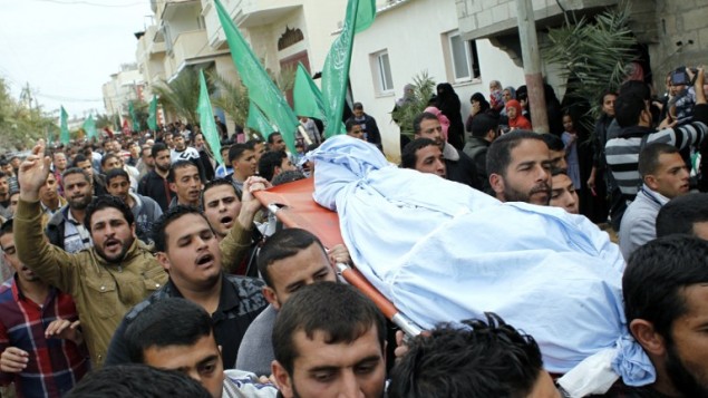 غزة تشييع جثمان الامرأة المضطربة نفسيا والتي قتلت على يد الجيش الاسرائيلي عند اقترابها من الحدود ١ مارس ٢٠١٤ (أ ف ب)
