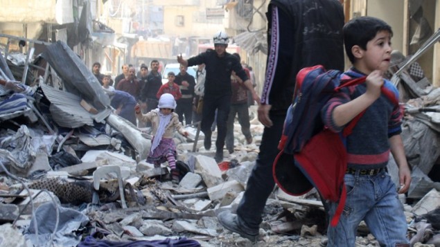 قوات الانقاذ تساعد عائلة سورية في حلب بعد سقوط صاروخ موجه اتجاه قوات موالية للنظام ٢٣ مارس ٢٠١٤ (بعدسة براء الحلبي/ أ ف ب)