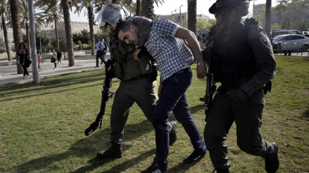 حرس الحدود الاسرائيلي يعتقل رجل فلسطيني في ذكرى يوم الارض ٢٩ مارس ٢٠١٤ (احمد جبالي/ أ ف ب)