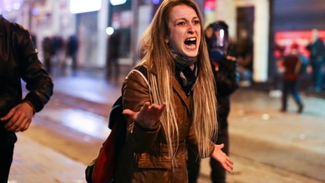 متظاهرة معارضة للنظام التركي تناقش شرطي خلال مظاهرة في انقرا تركيا 12 مارس 2014 (اديم عطلان/ أ ف ب)