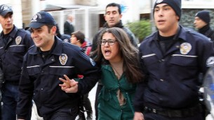 الشرطة التركية تحاول منع التجمع والتظاهر في انقرة تركيا ١٢ مارس ٢٠١٤ (أ ف ب)