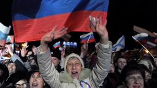 متظاهرون مؤيدون لروسيا في القرم بعد صدور نتائج استطلاع الانتخابات والي تقر بان اكثر من ٩٥ ٪ من المصوتين يؤيدون الانضمام الى سوريا ١٦ مارس ٢٠١٤ (أ ف ب)