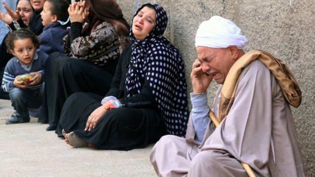اقرباء انصار الرئيس المعزول محمد مرسي الثلاثاء امام محكمة جنايات المنيا (جنوب مصر) 24 مارس 2014 (STR /AFP)