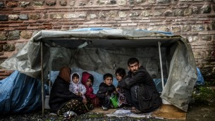 عائلة سورية من حلب تختبئ من المطر في اسطنبول ٨ مارس ٢٠١٤ (بعدسة بولينت كيلينك / أ ف ب)