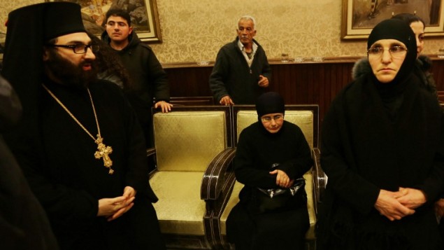 الراهبات المخطوفات بعد ان وصلن جديدة يابوس في الجهة السورية من الحدود مع لبنان (أ ف ب)