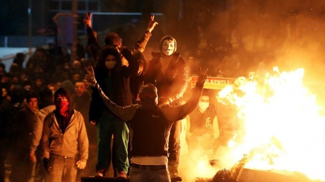 متظاهرون معارضون للنظام التركي اشعلوا نيران خلال مظاهرة في انقرا تركيا 12 مارس 2014 (اديم عطلان/ أ ف ب)
