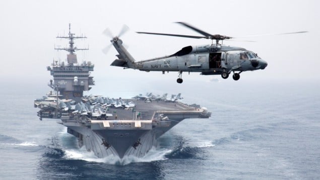 مروحية حربية امريكية امام حاملة الطائرات اليواس اس انتربرايز (photo credit: CC BY Official U.S. Navy Imagery, Flickr) مروحية حربية امريكية امام حاملة الطائرات اليواس اس انتربرايز (photo credit: CC BY Official U.S. Navy Imagery, Flickr)