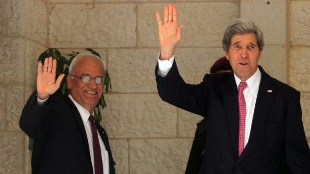 وزير الخارجية الامريكية جون كيري مع كبير المفاوضين الفلسطينيين قبل لقائهما بالرئيس محمود عباس يناير ٢٠١٤ (بعدسة عصام ريماوي/ فلاش ٩٠) وزير الخارجية الامريكية جون كيري مع كبير المفاوضين الفلسطينيين قبل لقائهما بالرئيس محمود عباس يناير ٢٠١٤ (بعدسة عصام ريماوي/ فلاش ٩٠)