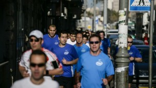 العدائون اثناء تحضيرات للمراثون ومن بينهم رئيس بلدية القدس نير بركات ١٩ مارس ٢٠١٤ (فلاش ٩٠)