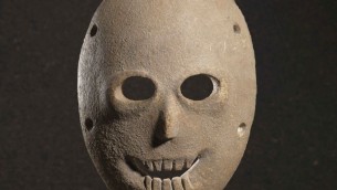 قناع من العصر الحجري الحديث مزين بالالوان عمره ٩٠٠٠ عام وجد في صحراء يهودا (بعدسة ايلي بوسنر/ متحف اسرائيل)